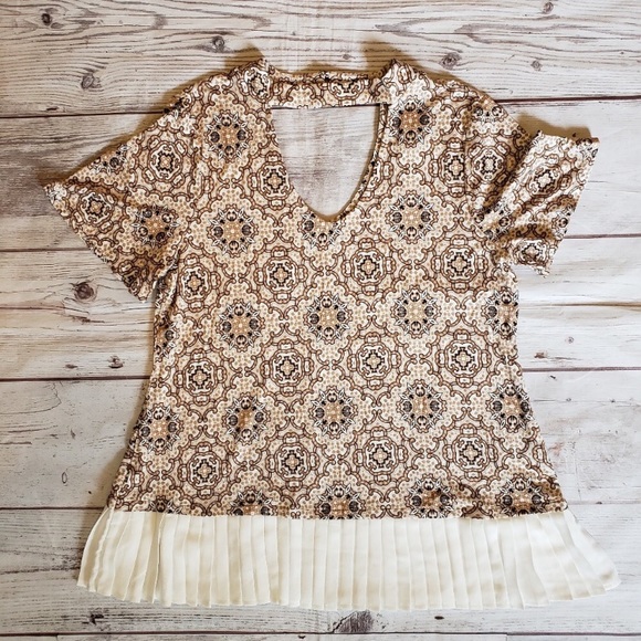 Final Sale. 3 for $10. Flirty ruffle bottom patterned top. XL - Picture 1 of 4